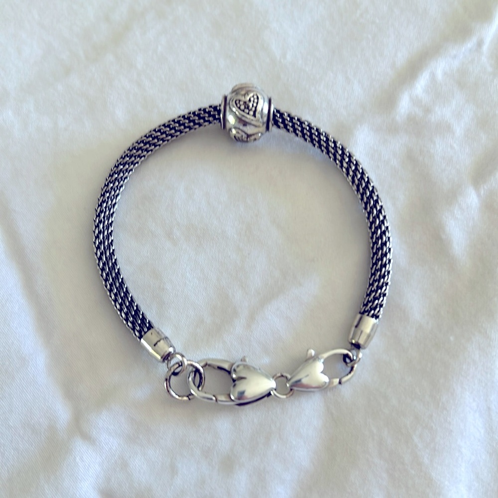 Silver bracelet with heart bead and heart clasp